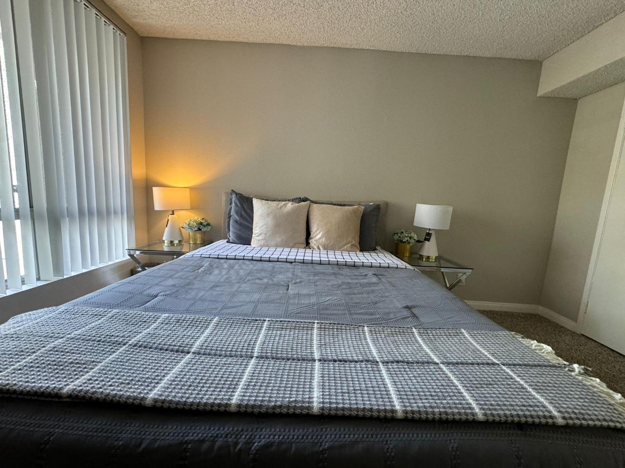 Incredible Two Bedroom Hollywood Apartments Free Parking 로스앤젤레스 외부 사진
