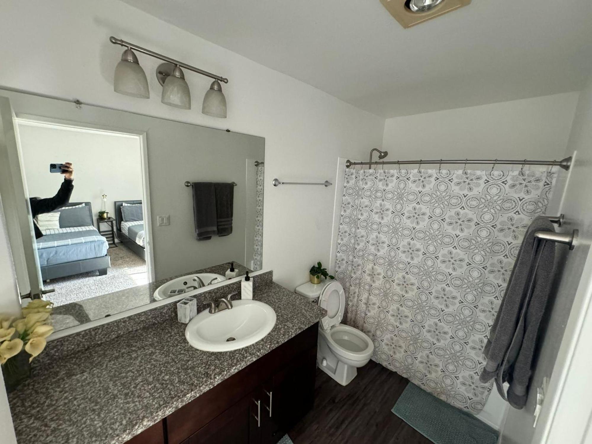 Incredible Two Bedroom Hollywood Apartments Free Parking 로스앤젤레스 외부 사진