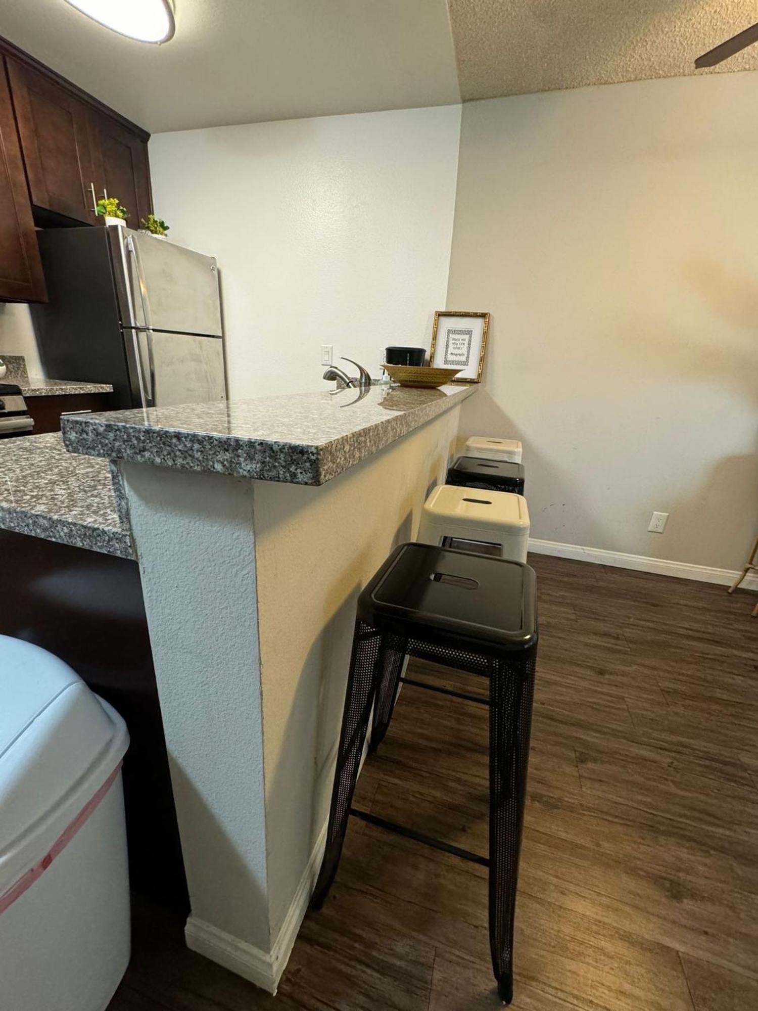Incredible Two Bedroom Hollywood Apartments Free Parking 로스앤젤레스 외부 사진