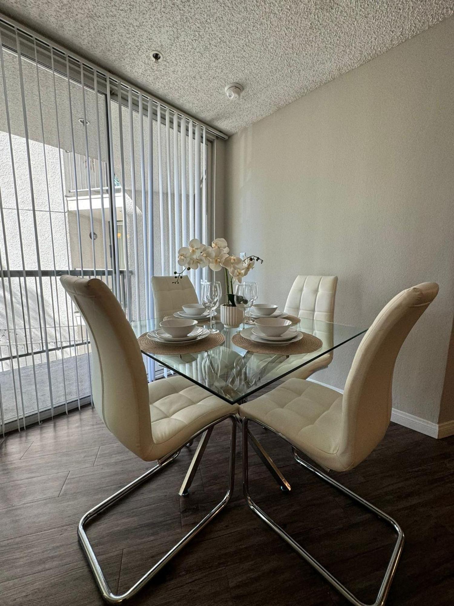 Incredible Two Bedroom Hollywood Apartments Free Parking 로스앤젤레스 외부 사진