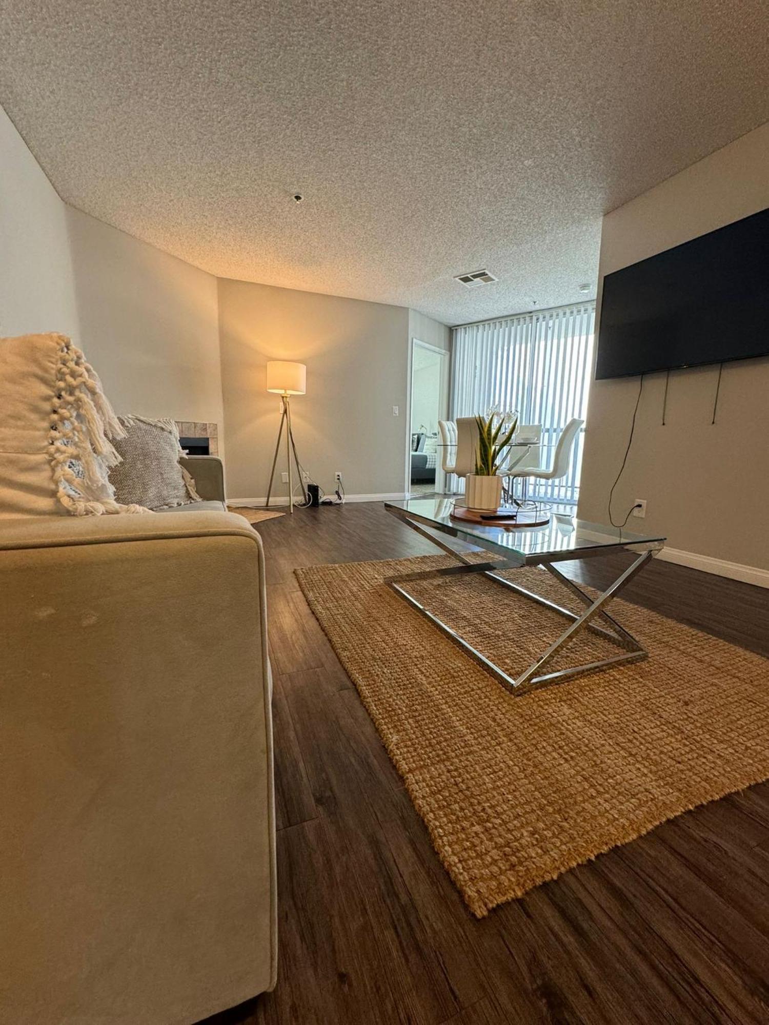 Incredible Two Bedroom Hollywood Apartments Free Parking 로스앤젤레스 외부 사진
