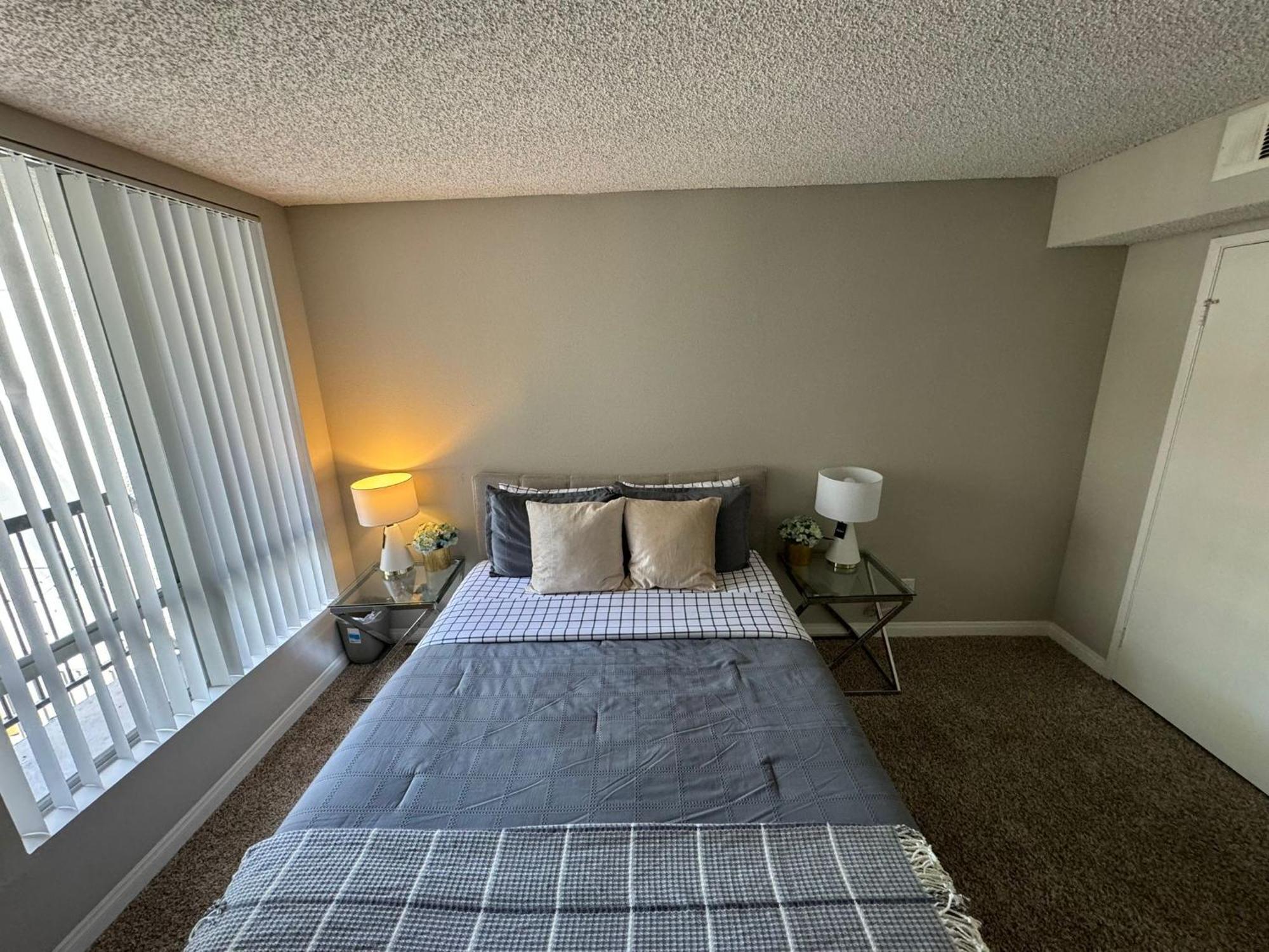 Incredible Two Bedroom Hollywood Apartments Free Parking 로스앤젤레스 외부 사진