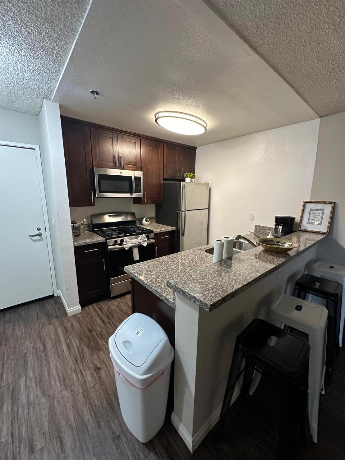 Incredible Two Bedroom Hollywood Apartments Free Parking 로스앤젤레스 외부 사진