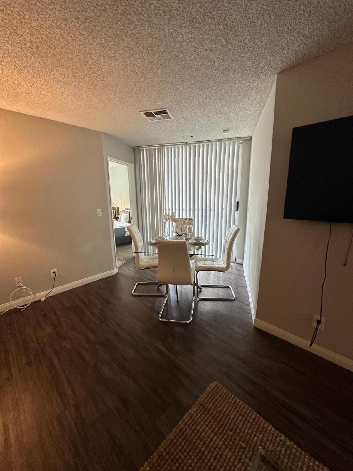 Incredible Two Bedroom Hollywood Apartments Free Parking 로스앤젤레스 외부 사진