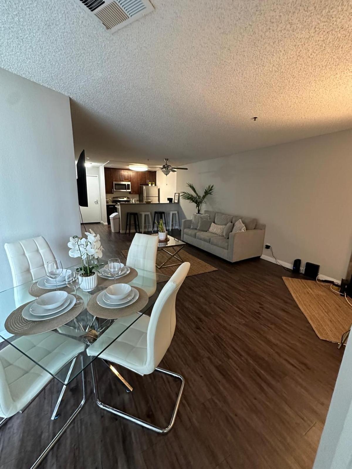 Incredible Two Bedroom Hollywood Apartments Free Parking 로스앤젤레스 외부 사진