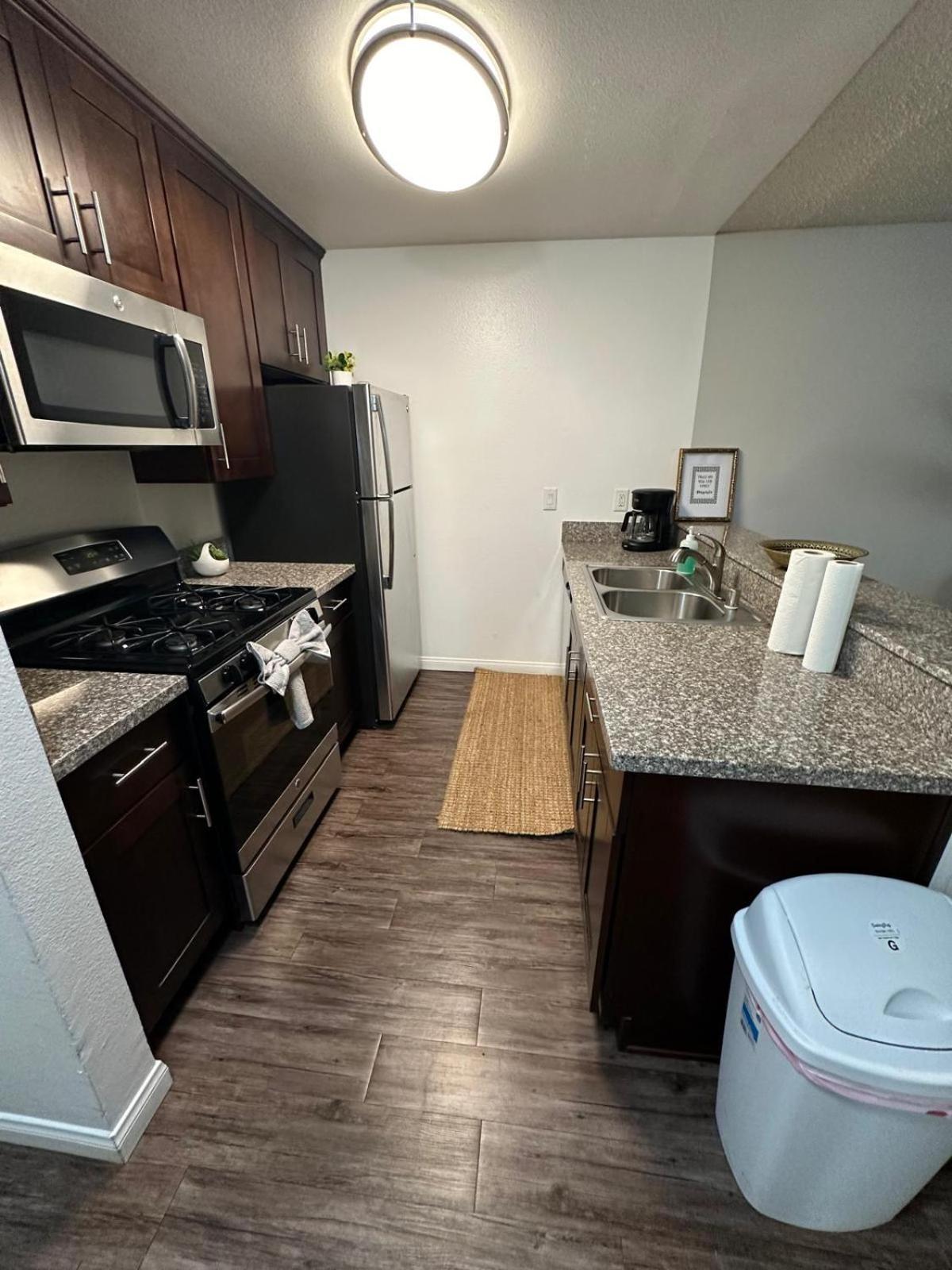 Incredible Two Bedroom Hollywood Apartments Free Parking 로스앤젤레스 외부 사진