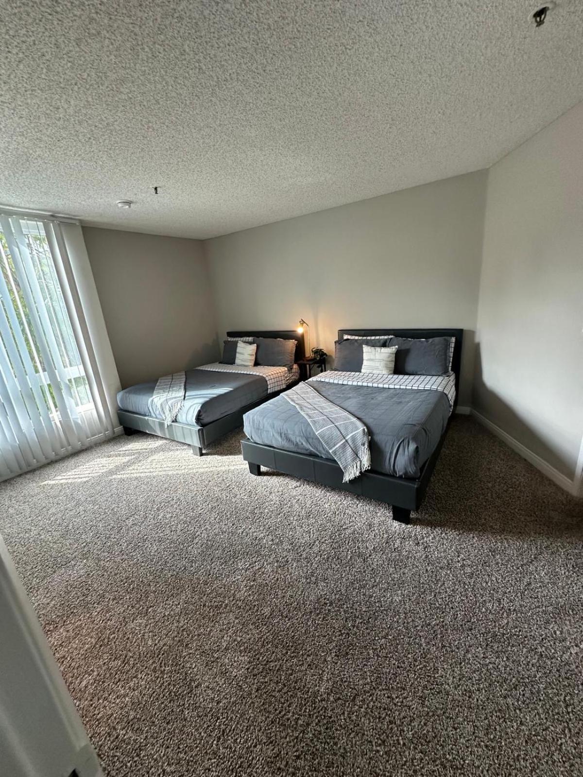 Incredible Two Bedroom Hollywood Apartments Free Parking 로스앤젤레스 외부 사진