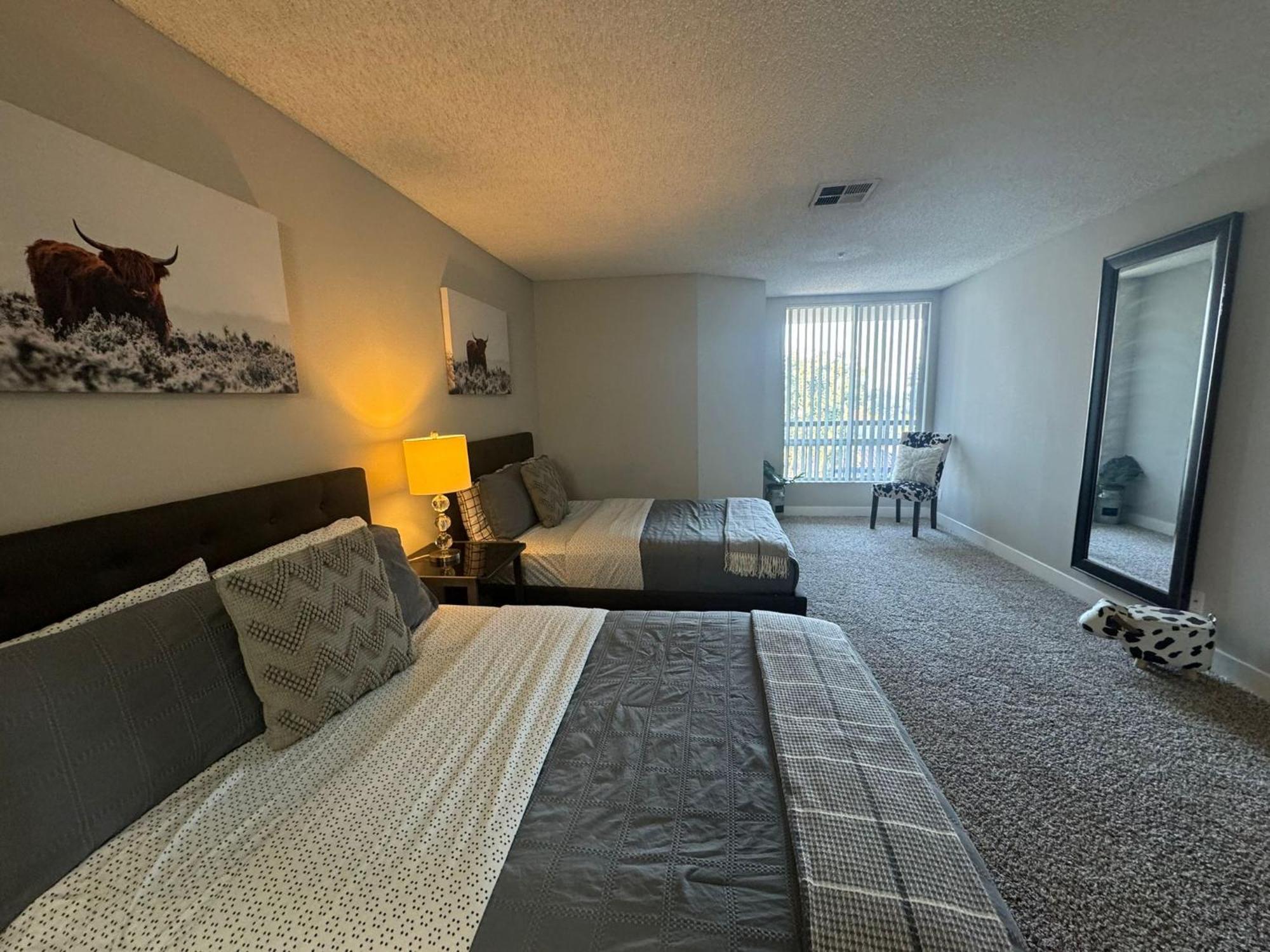 Incredible Two Bedroom Hollywood Apartments Free Parking 로스앤젤레스 외부 사진