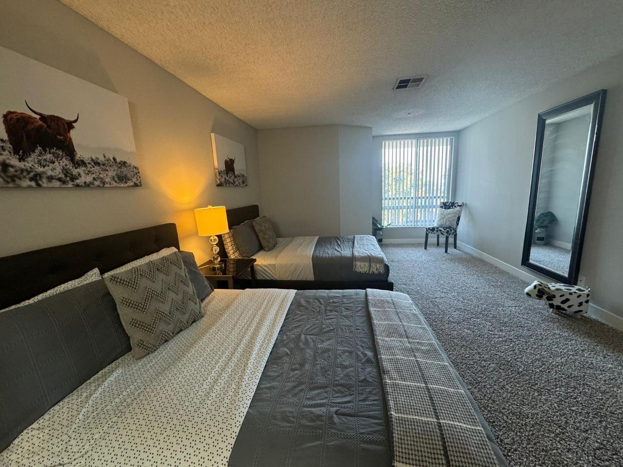 Incredible Two Bedroom Hollywood Apartments Free Parking 로스앤젤레스 외부 사진