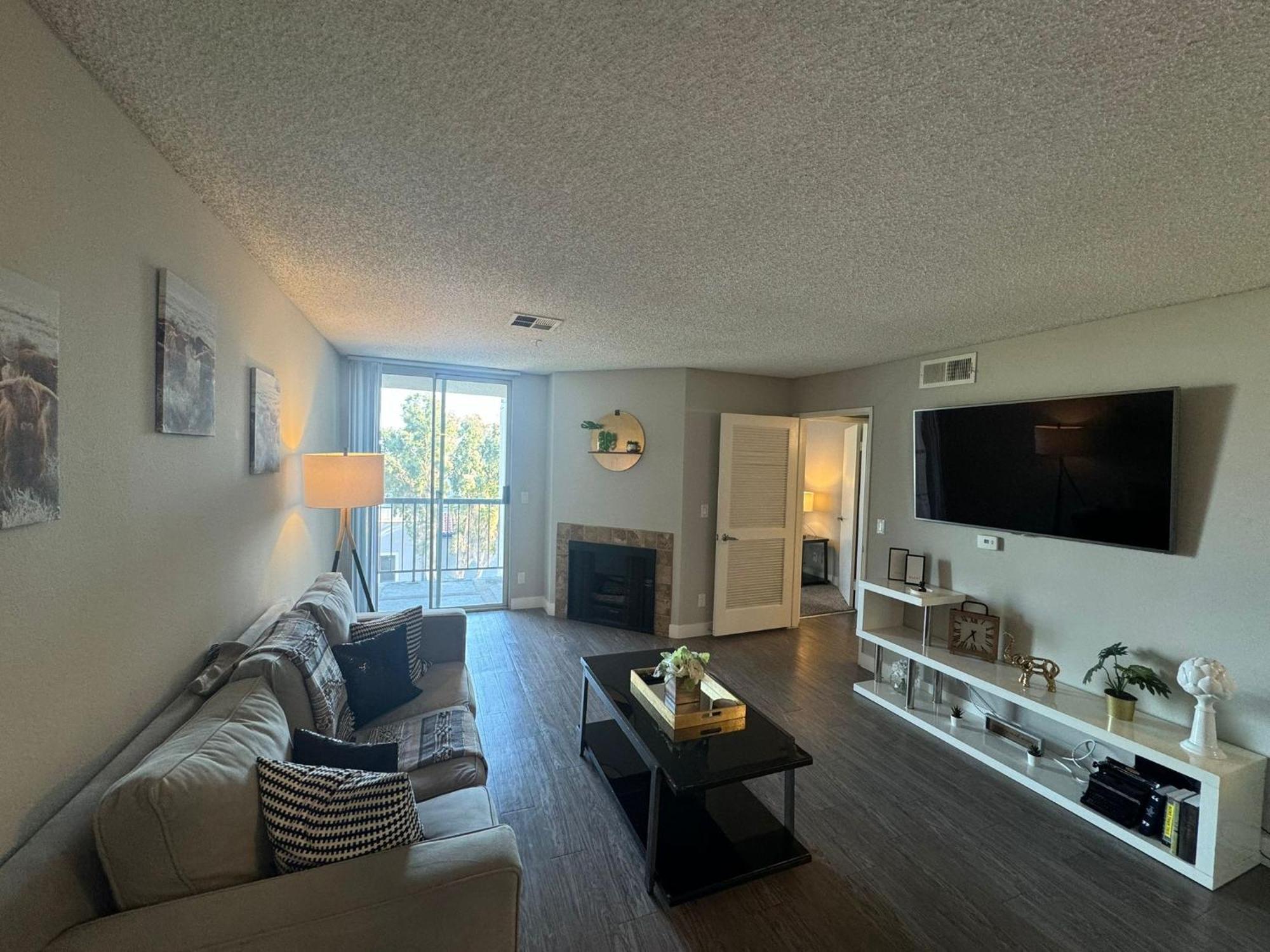 Incredible Two Bedroom Hollywood Apartments Free Parking 로스앤젤레스 외부 사진