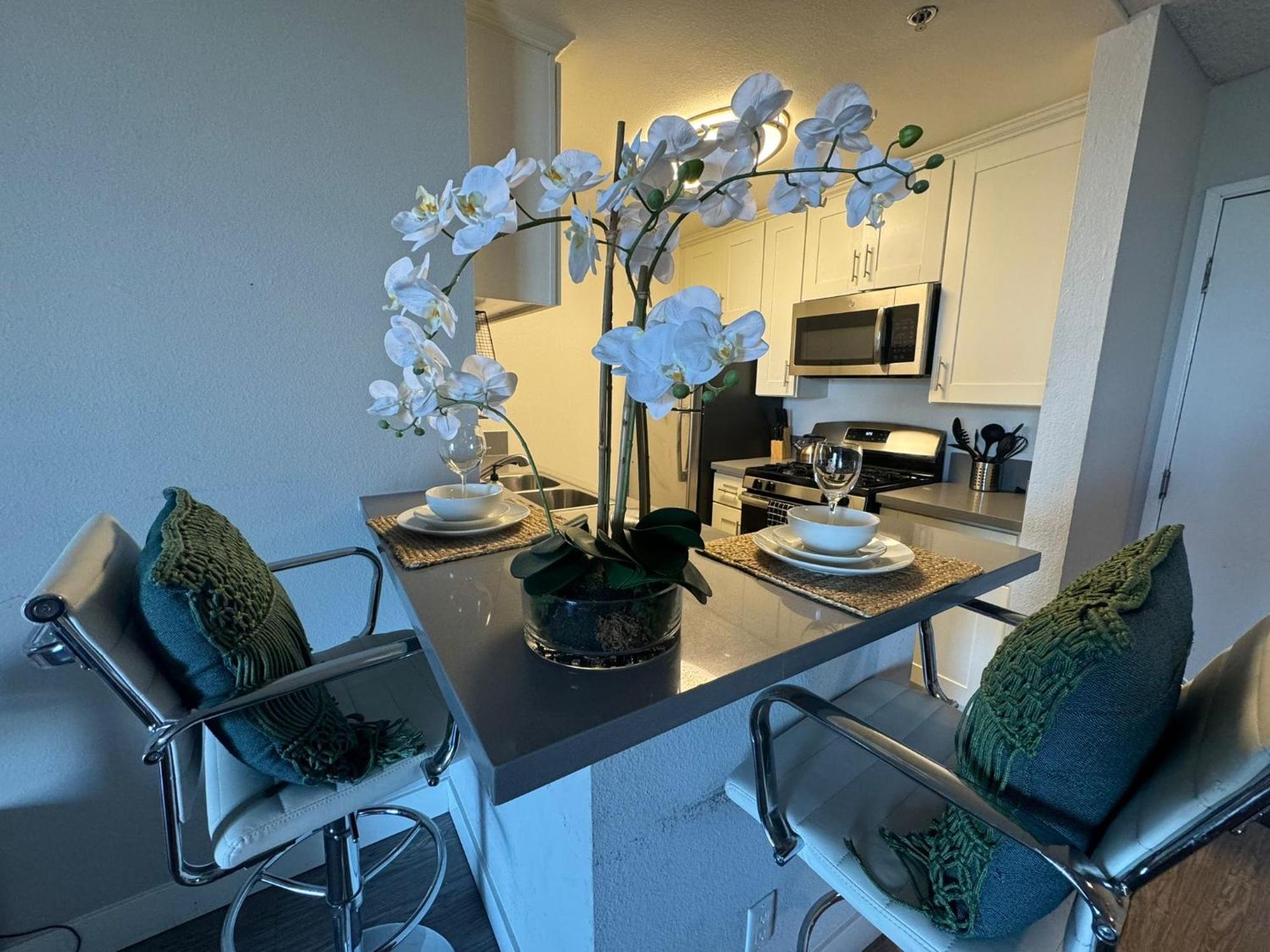 Incredible Two Bedroom Hollywood Apartments Free Parking 로스앤젤레스 외부 사진