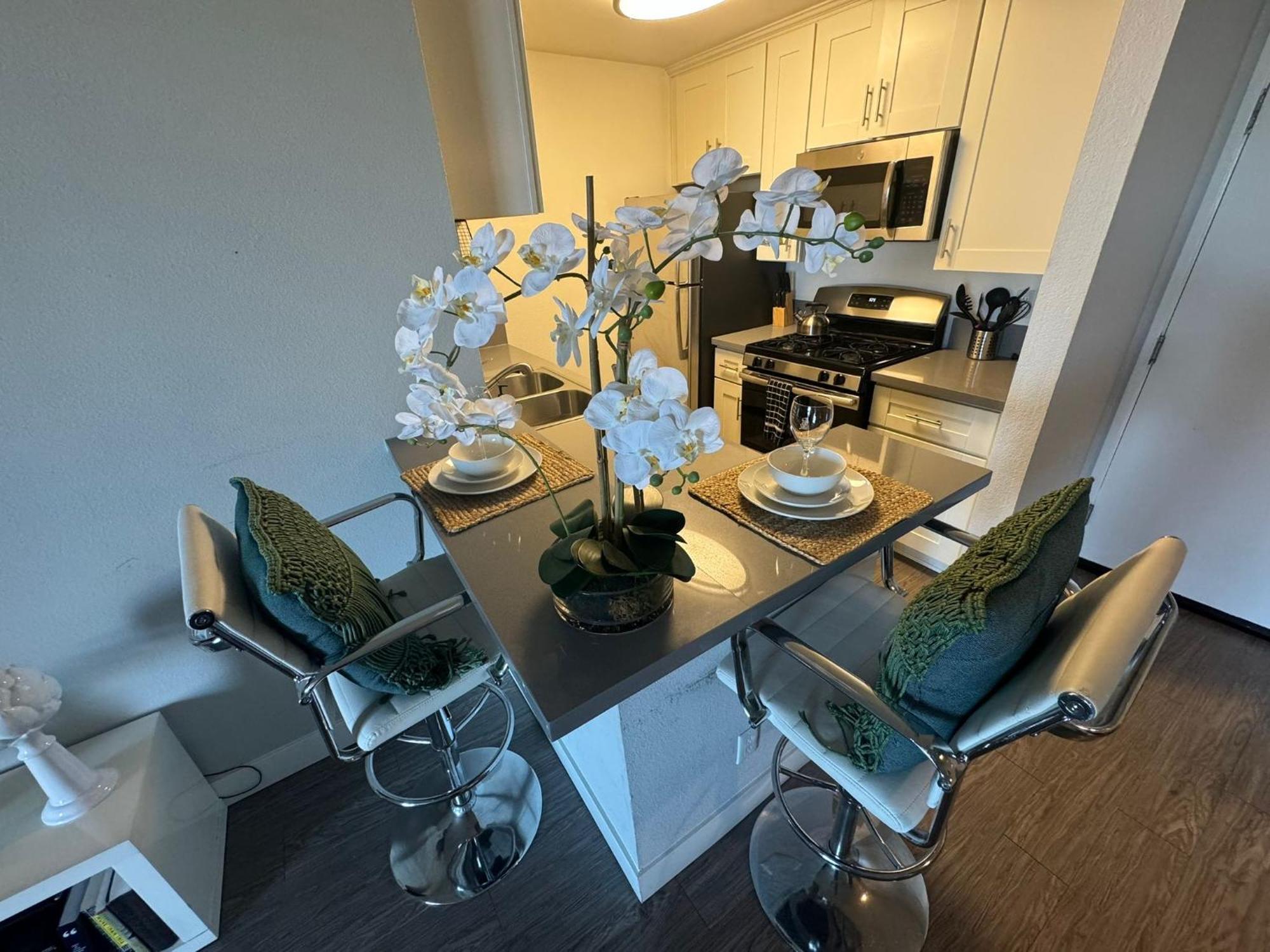 Incredible Two Bedroom Hollywood Apartments Free Parking 로스앤젤레스 외부 사진