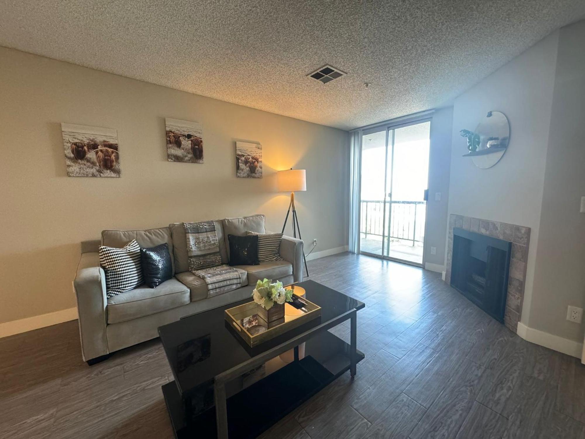 Incredible Two Bedroom Hollywood Apartments Free Parking 로스앤젤레스 외부 사진