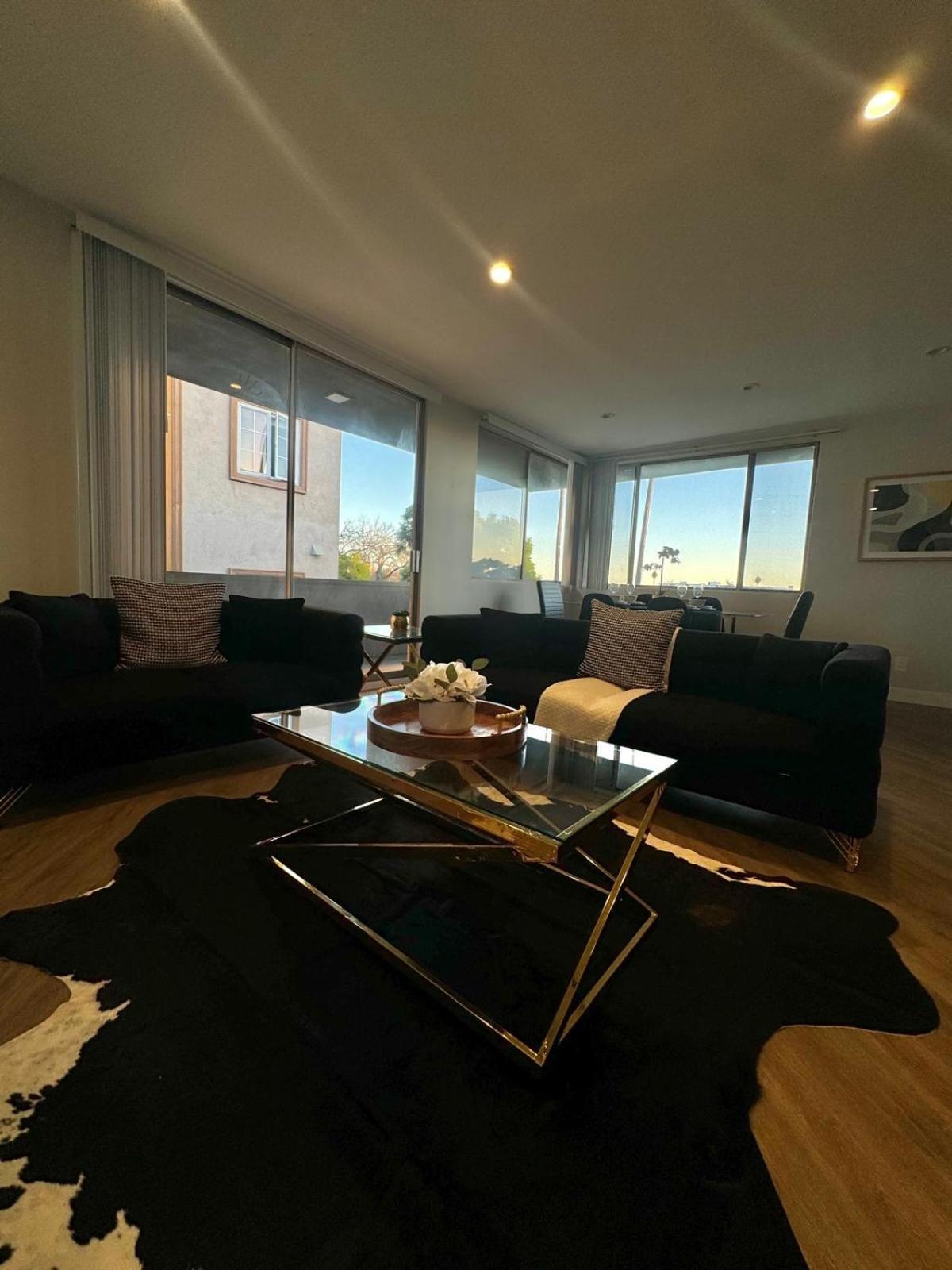 Incredible Two Bedroom Hollywood Apartments Free Parking 로스앤젤레스 외부 사진