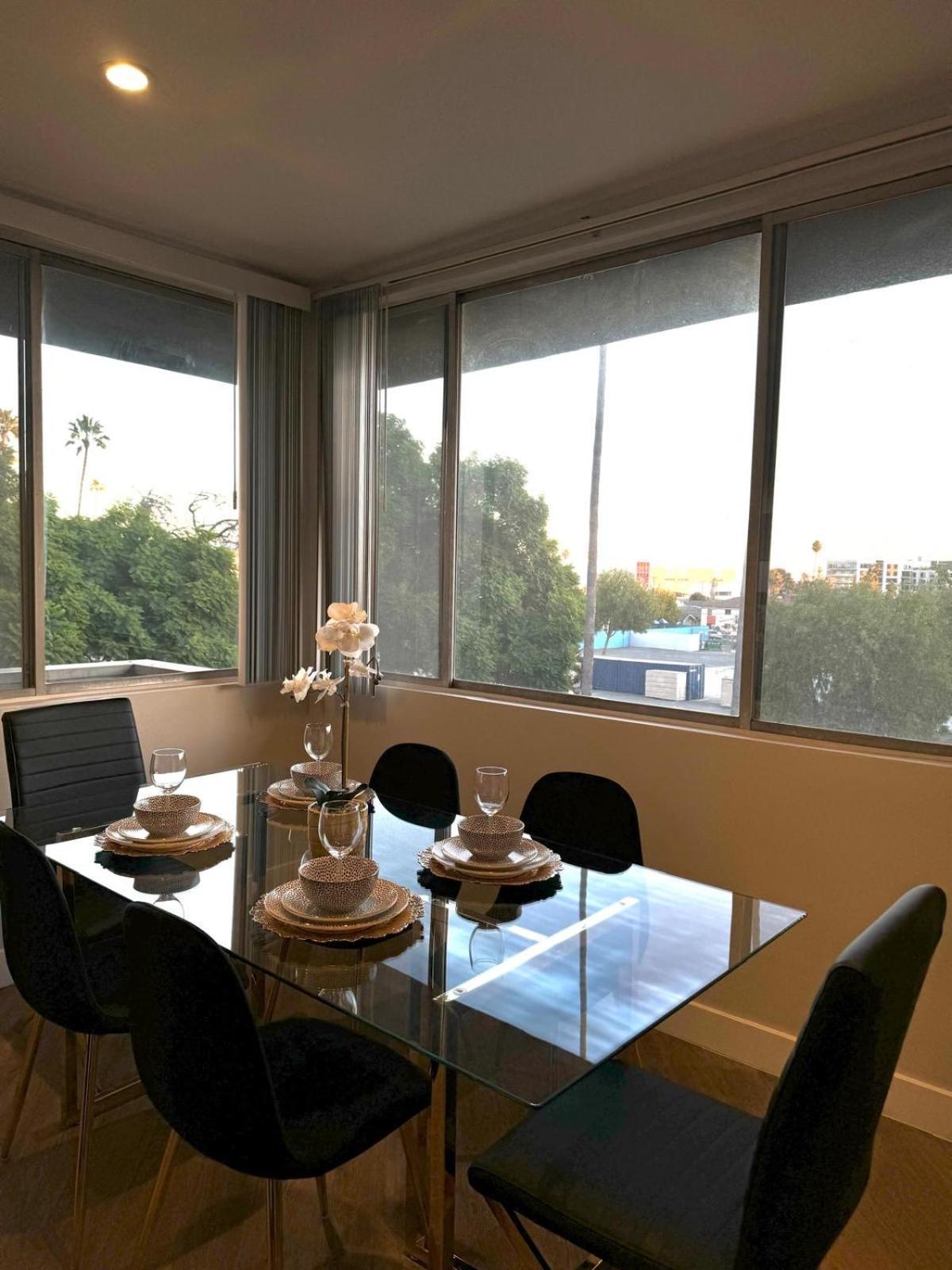 Incredible Two Bedroom Hollywood Apartments Free Parking 로스앤젤레스 외부 사진