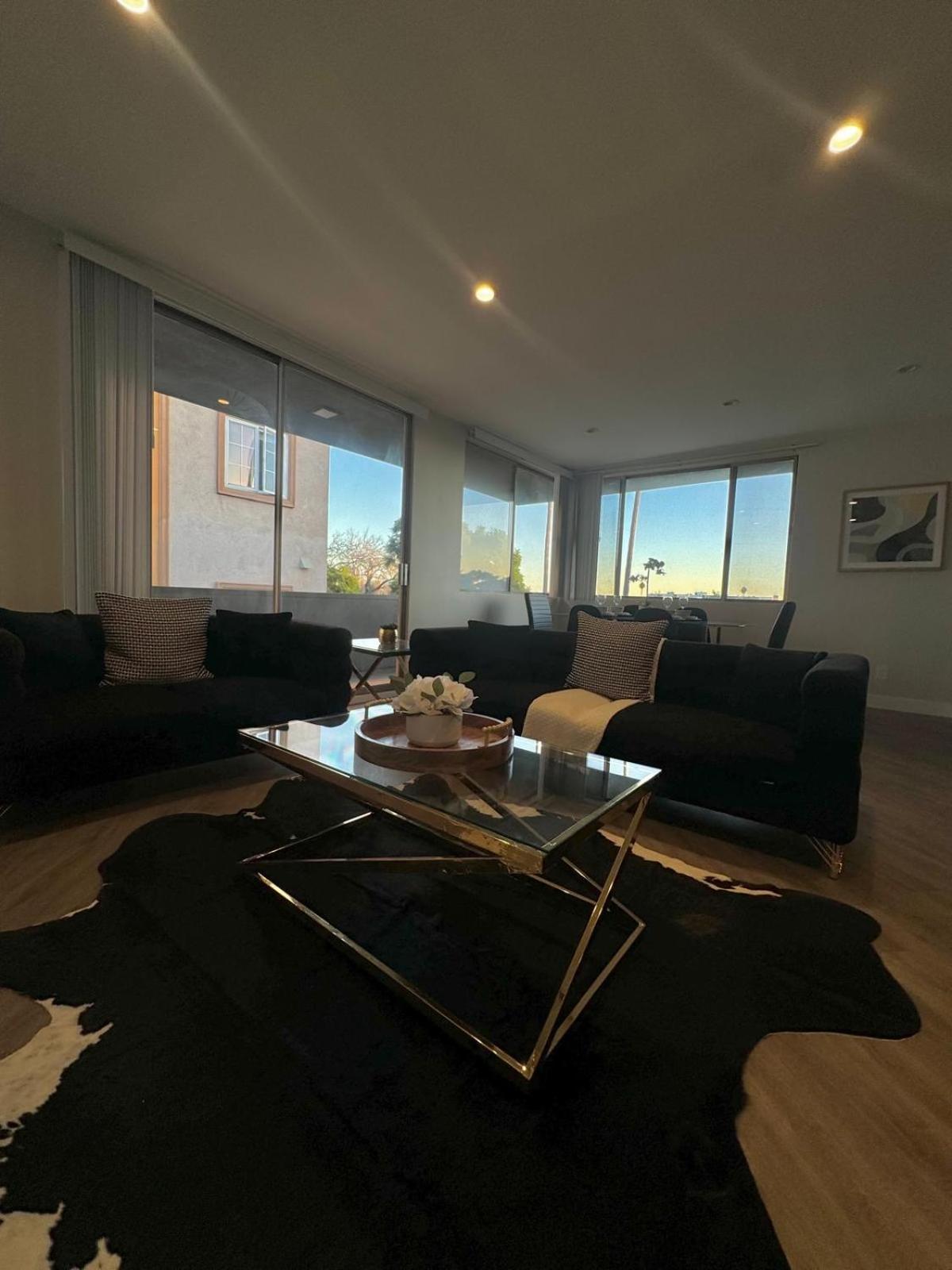 Incredible Two Bedroom Hollywood Apartments Free Parking 로스앤젤레스 외부 사진