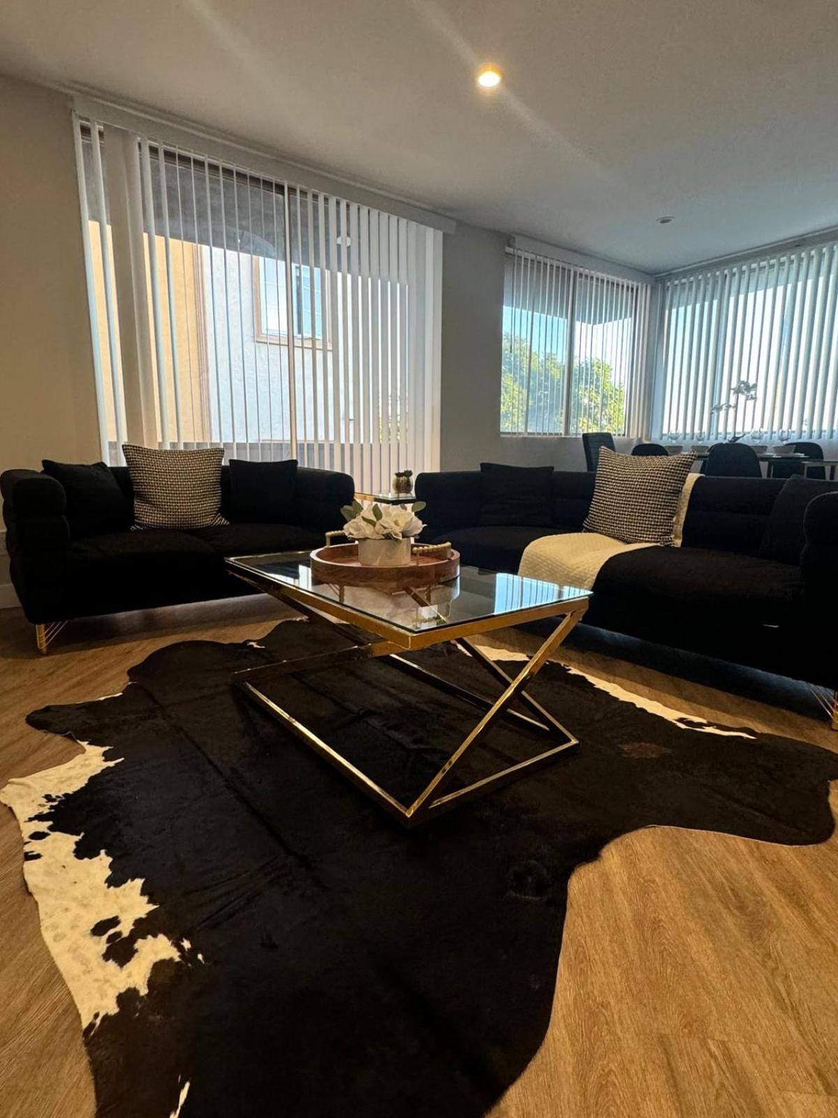 Incredible Two Bedroom Hollywood Apartments Free Parking 로스앤젤레스 외부 사진