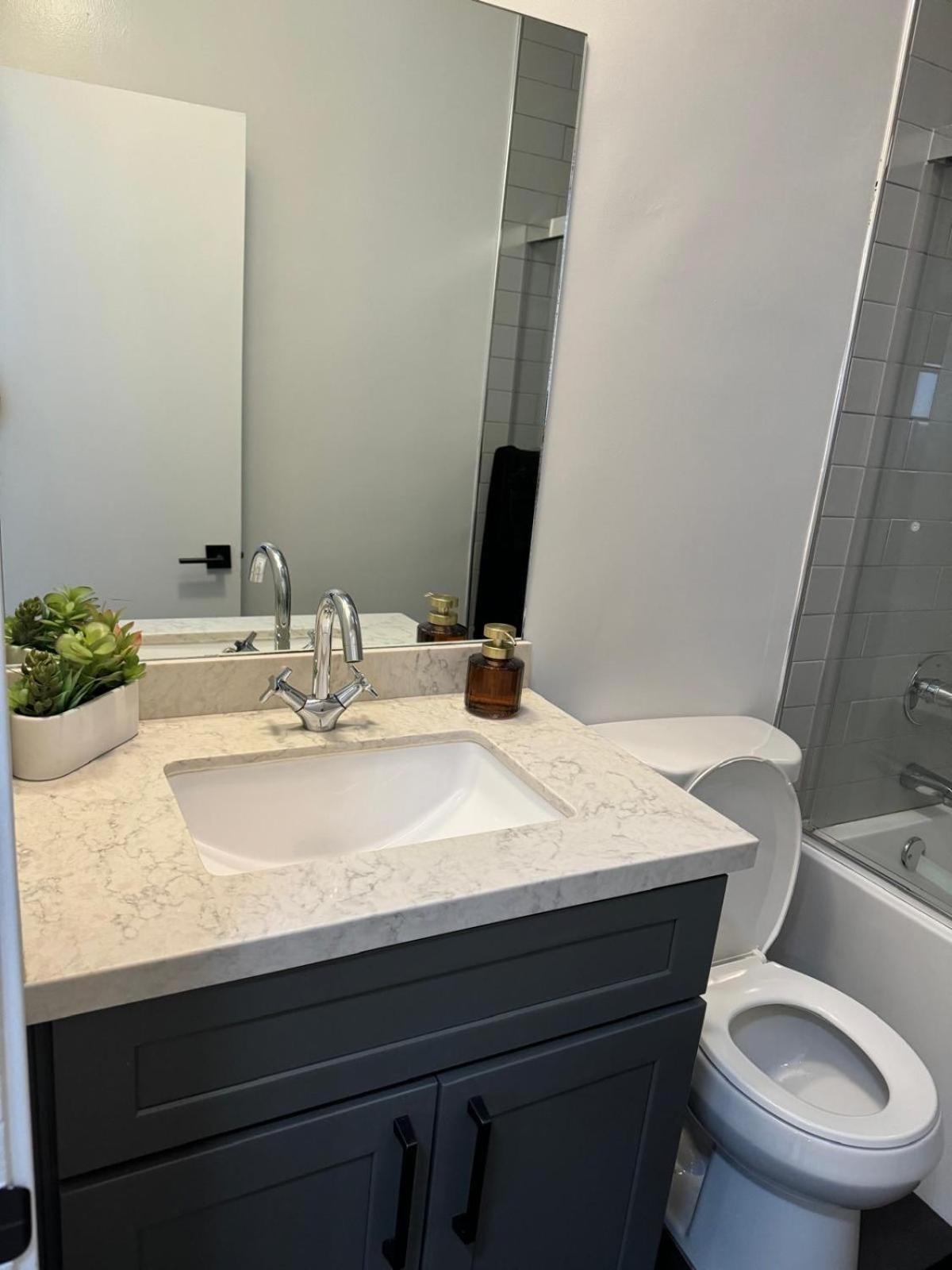 Incredible Two Bedroom Hollywood Apartments Free Parking 로스앤젤레스 외부 사진