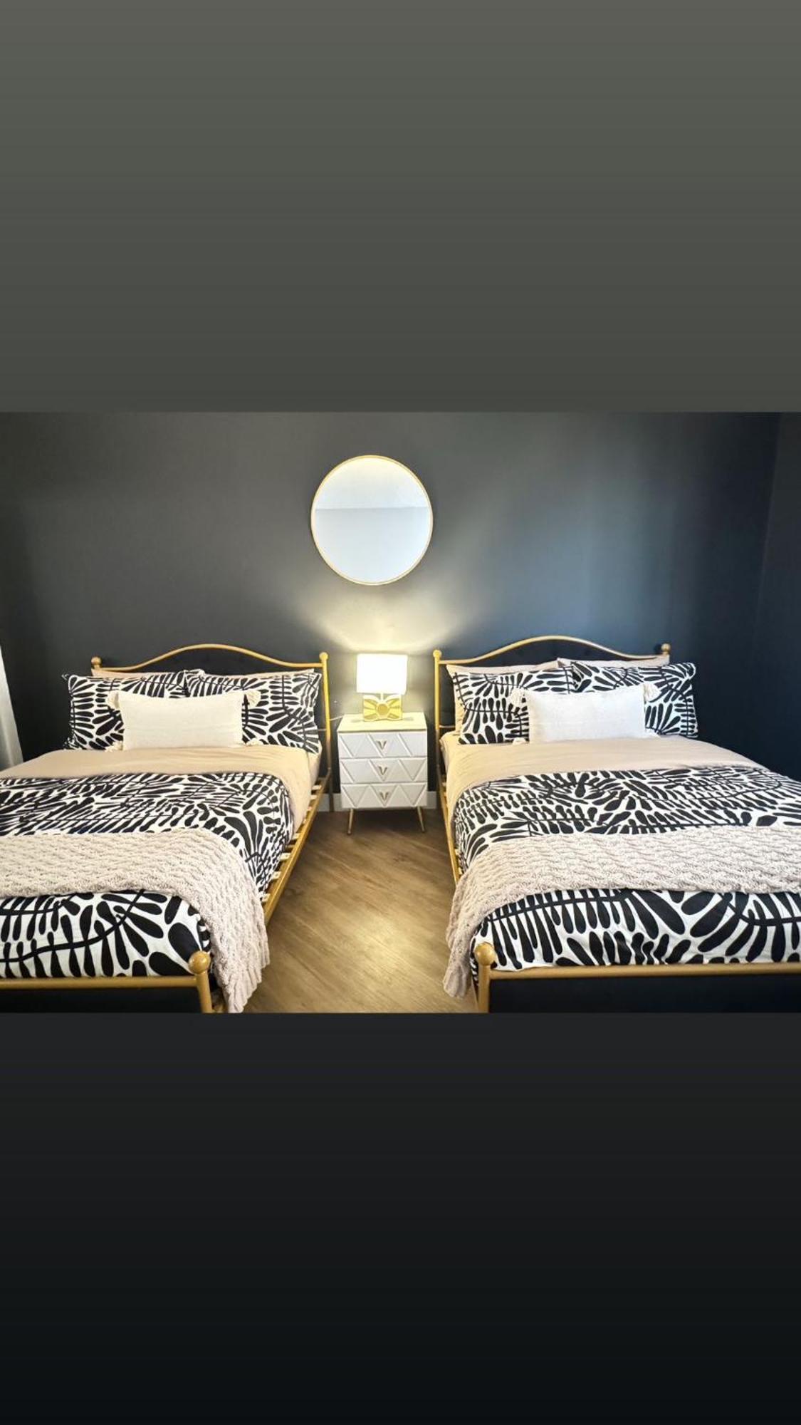 Incredible Two Bedroom Hollywood Apartments Free Parking 로스앤젤레스 외부 사진