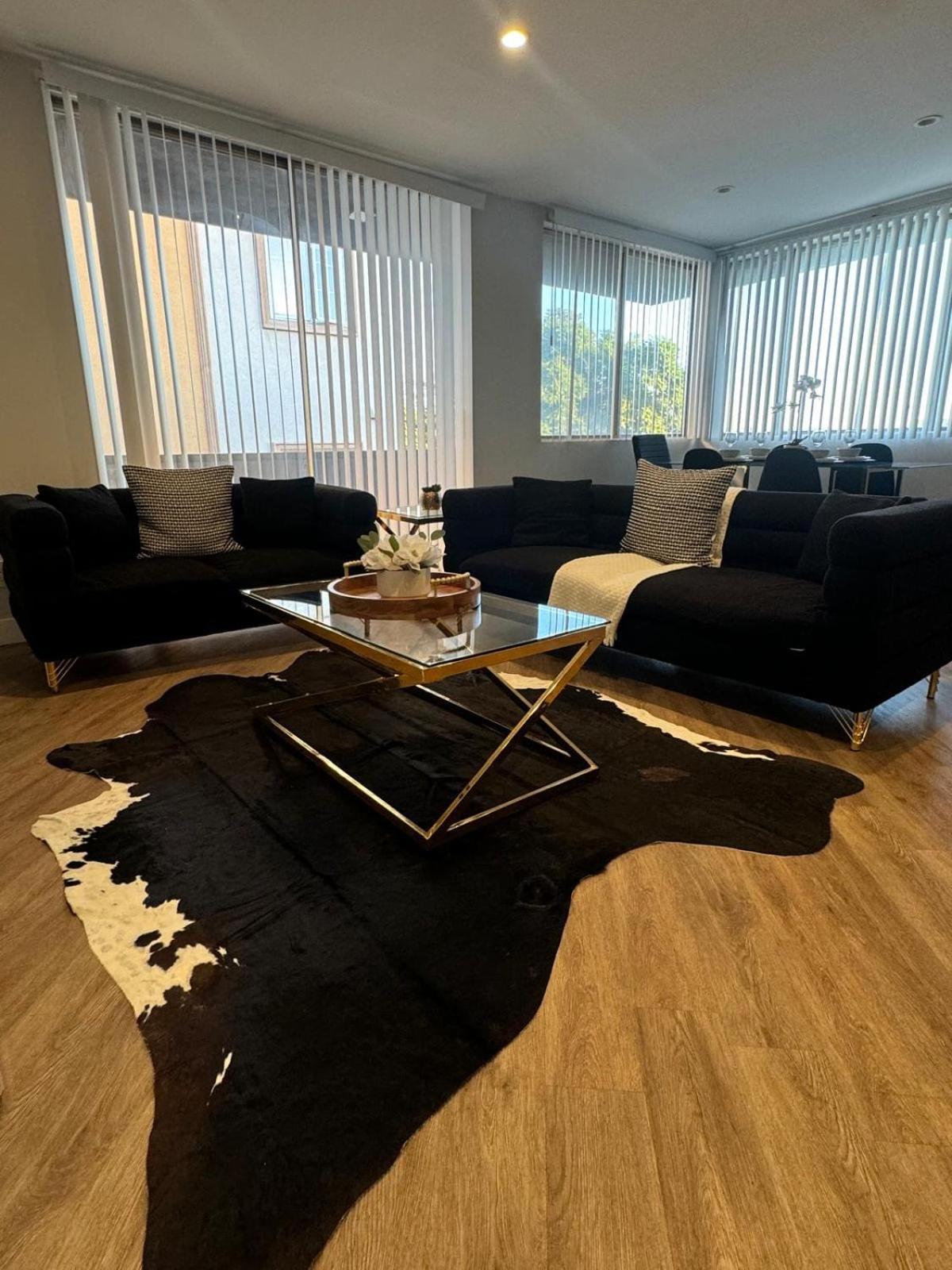Incredible Two Bedroom Hollywood Apartments Free Parking 로스앤젤레스 외부 사진