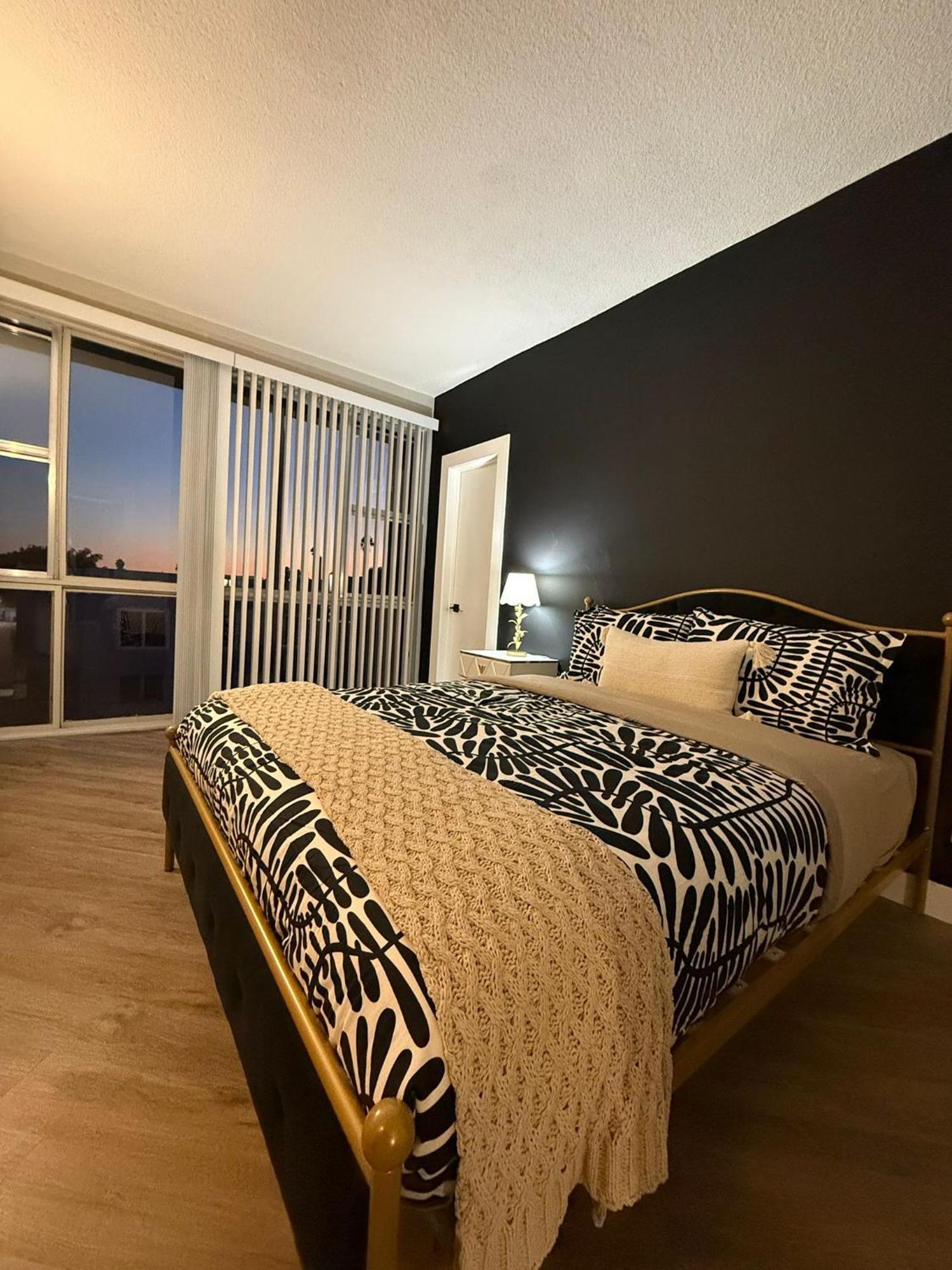Incredible Two Bedroom Hollywood Apartments Free Parking 로스앤젤레스 외부 사진